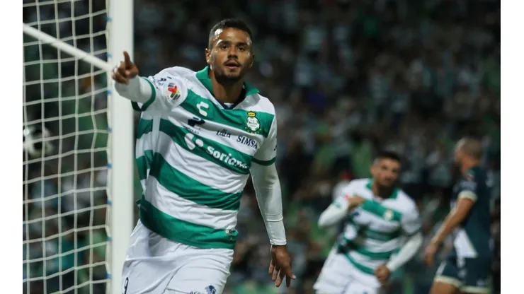 Alessio Da Cruz rescató el empate para Santos.