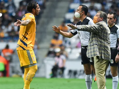 ¡Como un niño! El Berrinche de Carlos Salcedo con Miguel Herrera al ser reemplazado