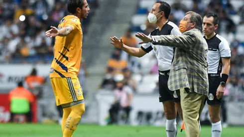 Carlos Salcedo se fue reemplazado e hizo un berrinche.