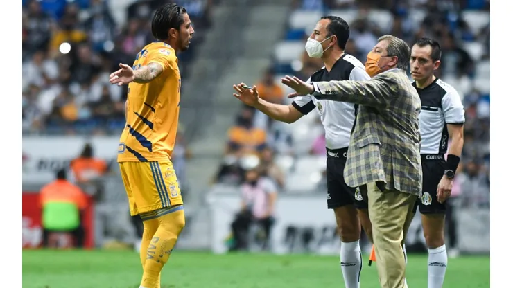 Carlos Salcedo se fue reemplazado e hizo un berrinche.