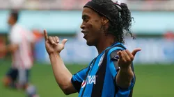 Festejo de Ronaldinho en su primer gol en la Liga MX.