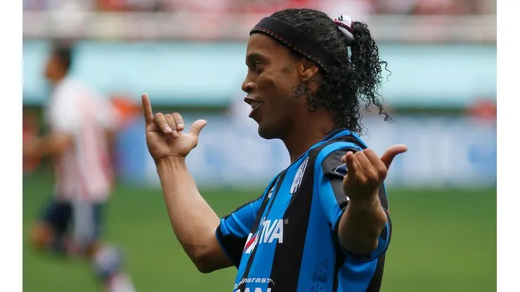 Festejo de Ronaldinho en su primer gol en la Liga MX.