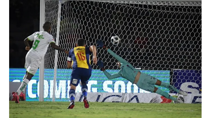 El gol de penalti de Diego Rolán ante el portero Marcelo Barovero.