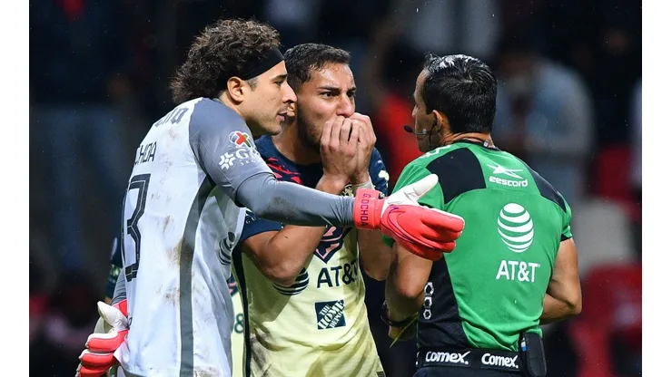 Sebastián Cáceres, expulsado ante el Toluca.