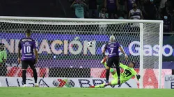 Camilo Sanvezzo no desperdició el penalti y marcó el 1-0 para el Mazatlán.