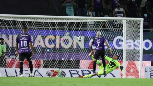 Camilo Sanvezzo no desperdició el penalti y marcó el 1-0 para el Mazatlán.