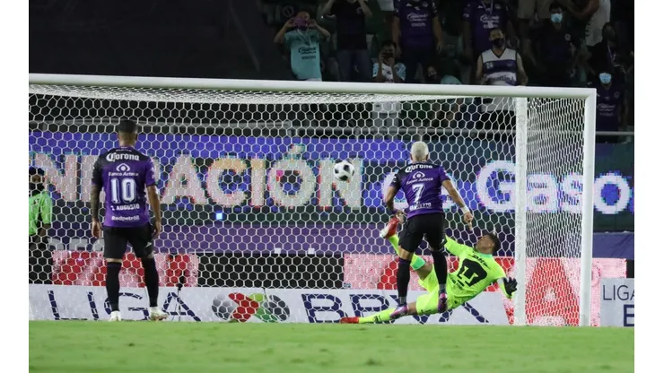 Camilo Sanvezzo no desperdició el penalti y marcó el 1-0 para el Mazatlán.