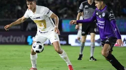 Juan Dinenno, autor del primer gol de Pumas, y Carlos Vargas del Mazatlán.