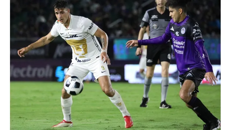 Juan Dinenno, autor del primer gol de Pumas, y Carlos Vargas del Mazatlán.