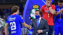 Mikel Arriola en plena premiación de Cruz Azul campeón.