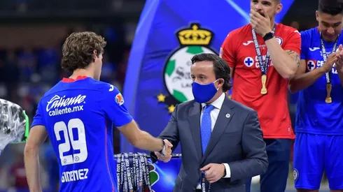 Mikel Arriola en plena premiación de Cruz Azul campeón.