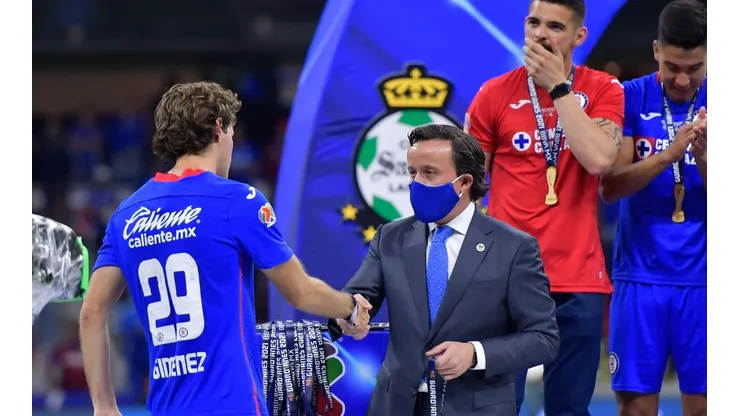 Mikel Arriola en plena premiación de Cruz Azul campeón.