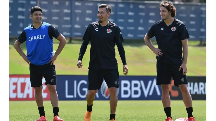 Rubens Sambueza y Santiago Giménez, entre los nominados al Jugador del Mes
