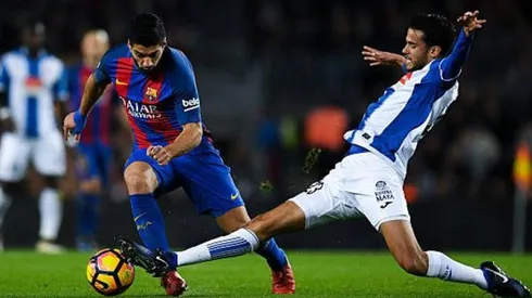 Diego Reyes contra Luis Suárez la primera vez que jugó ante el Barcelona.