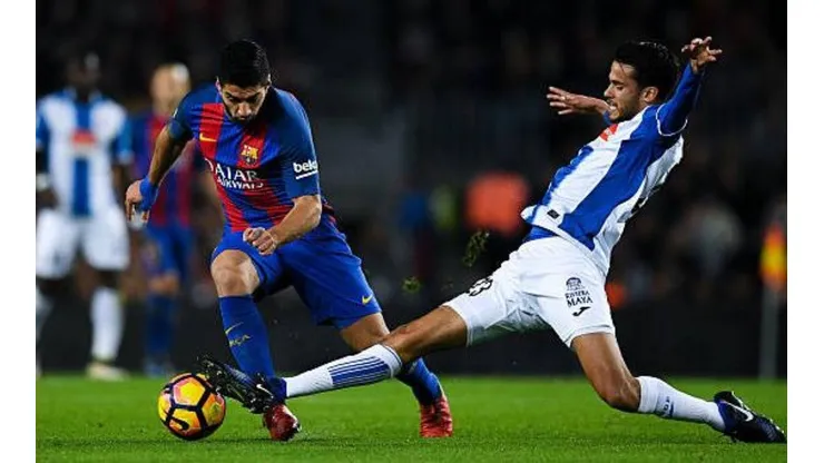 Diego Reyes contra Luis Suárez la primera vez que jugó ante el Barcelona.