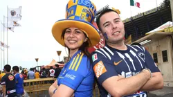 Una pareja de aficionados en el clásico Tigres contra Monterrey.