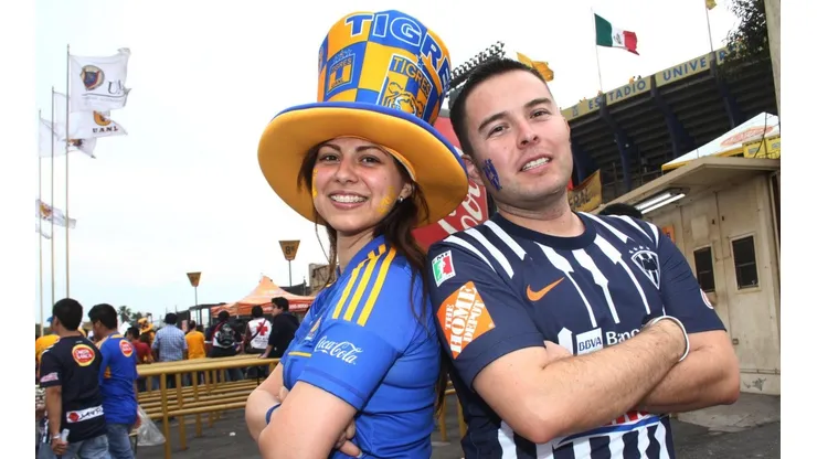 Una pareja de aficionados en el clásico Tigres contra Monterrey.