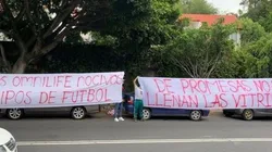 Barra de Chivas apuntó contra los jugadores.