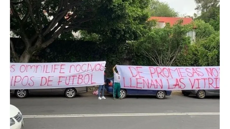 Barra de Chivas apuntó contra los jugadores.