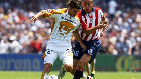 Bruno Marioni de Pumas y Adolfo Bautista de América en la final del torneo Clausura 2004.