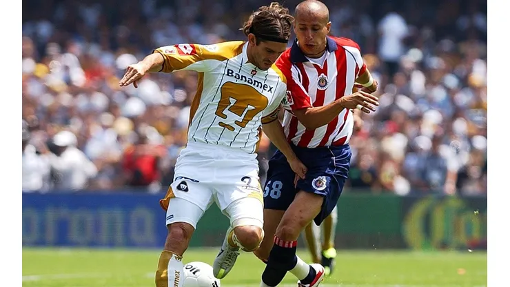 Bruno Marioni de Pumas y Adolfo Bautista de América en la final del torneo Clausura 2004.