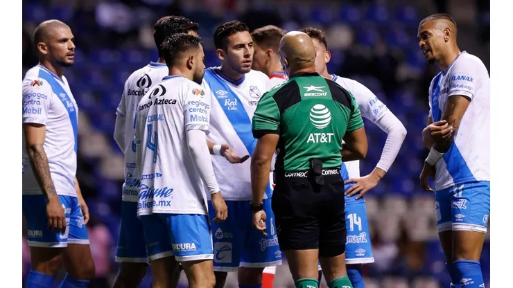 El árbitro Andrés Esquivel marcó el penalti con el que se le escapó la victoria al Puebla.