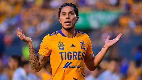Carlos Salcedo es tundido por los fanáticos de Tigre.