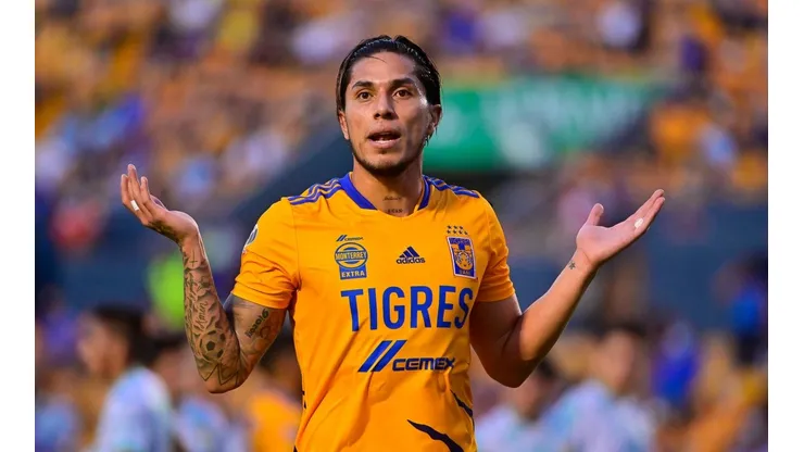 Carlos Salcedo es tundido por los fanáticos de Tigre.