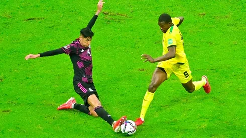 Edson Álvarez contra Cory Lamar en el partido México contra Jamaica.