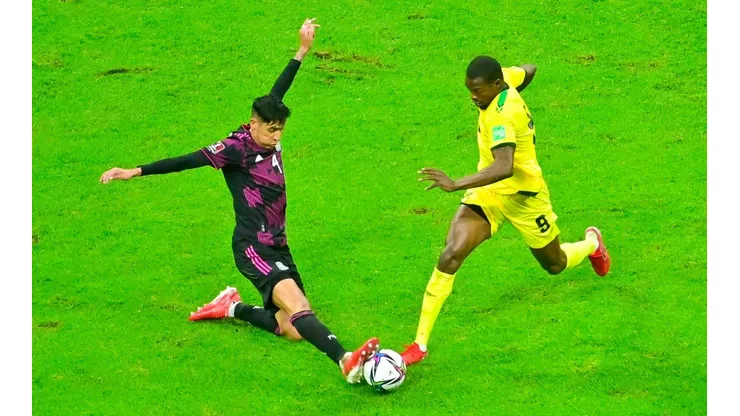 Edson Álvarez contra Cory Lamar en el partido México contra Jamaica.