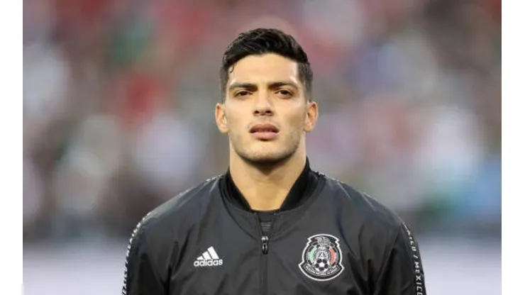 Raúl Jiménez sería la parte más afectada en la controversia de la FIFA con los clubes de la Premier League.