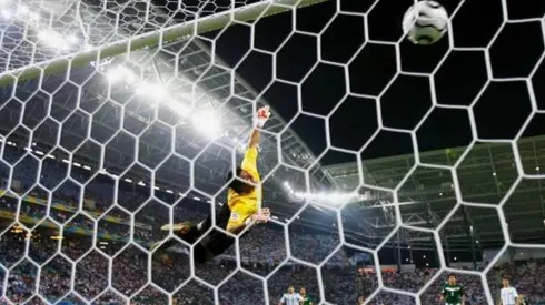 El vuelo en vano de Oswaldo Sánchez ante la volea de Maxi Rodríguez.