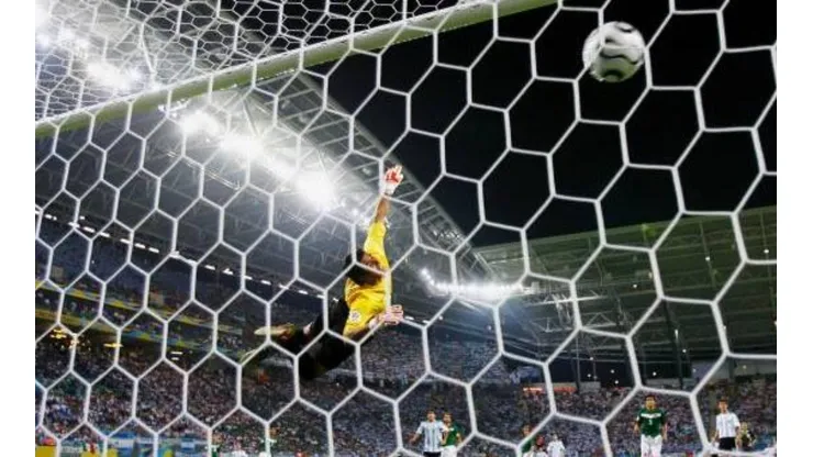 El vuelo en vano de Oswaldo Sánchez ante la volea de Maxi Rodríguez.