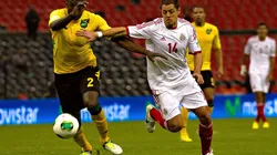 Nyron Nosworthy y Javier Hernández en el inicio del hexagonal de 2013.