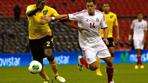 Nyron Nosworthy y Javier Hernández en el inicio del hexagonal de 2013.
