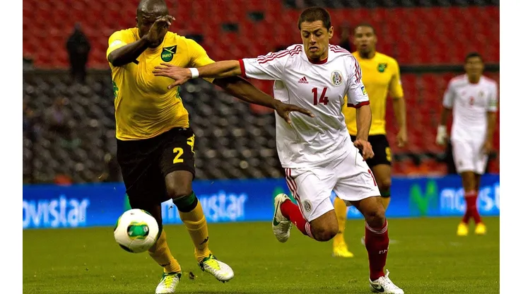 Nyron Nosworthy y Javier Hernández en el inicio del hexagonal de 2013.