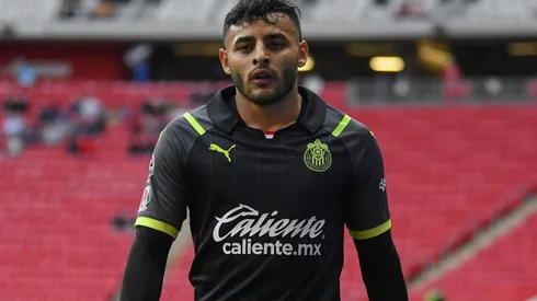 Alexis Vega presume el uniforme negro de Chivas