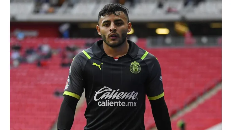 Alexis Vega presume el uniforme negro de Chivas