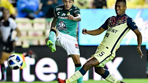 Duelo entre el colombiano Omar Fernández y el peruano Pedro Aquino.