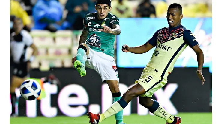 Duelo entre el colombiano Omar Fernández y el peruano Pedro Aquino.