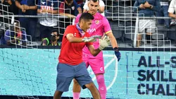 Jorge Campos y Nahuel Guzmán protagonizaron un divertido momento.