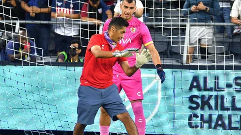 Jorge Campos y Nahuel Guzmán protagonizaron un divertido momento.