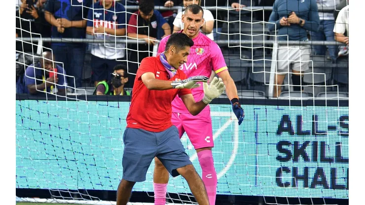 Jorge Campos y Nahuel Guzmán protagonizaron un divertido momento.
