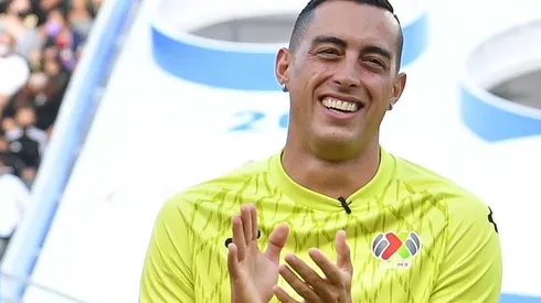 Rogelio Funes Mori aún con sus dos aretes puestos.