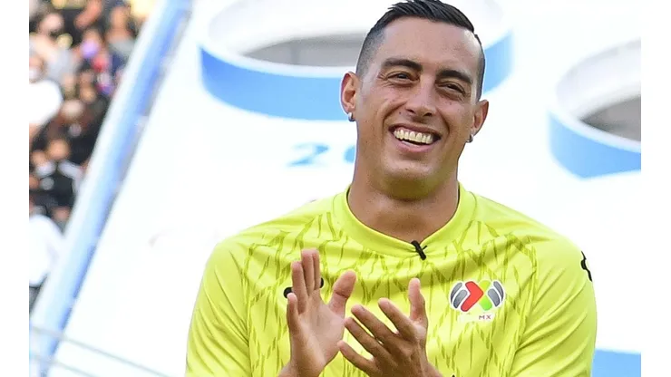 Rogelio Funes Mori aún con sus dos aretes puestos.
