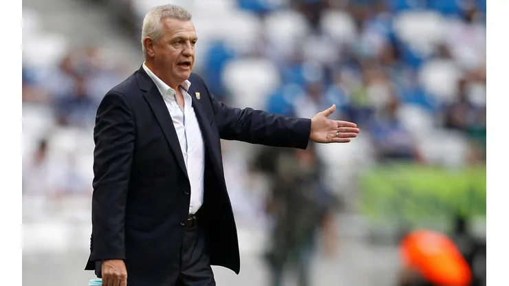 Javier Aguirre envió recadito a César Montes.