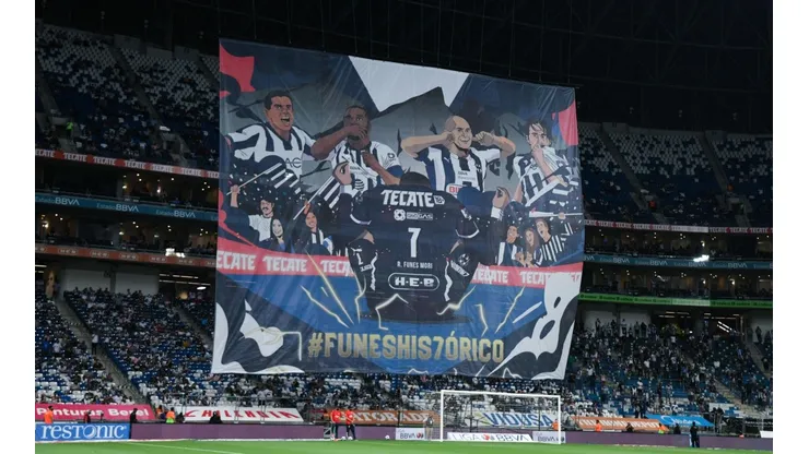 El impresionante trapo para el homenaje de Rogelio Funes Mori en el estadio BBVA.