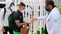 Brian Lozano llegando al duelo entre Santos y León