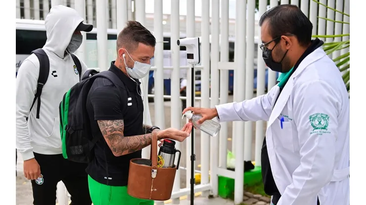 Brian Lozano llegando al duelo entre Santos y León