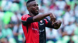 Julian Quiñones adelanta a los Rojinegros ante Santos.